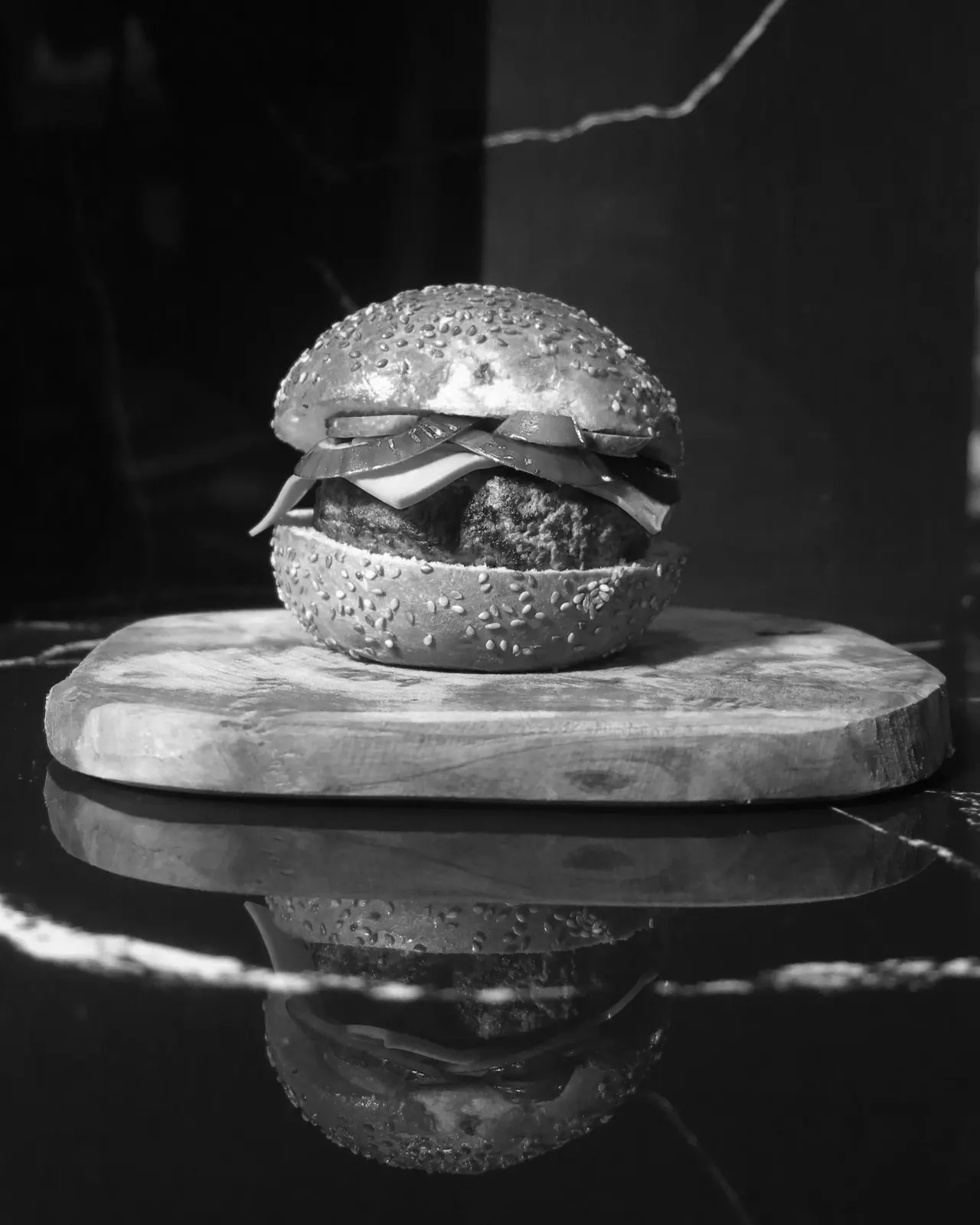 Un burger sur sa planche en bois